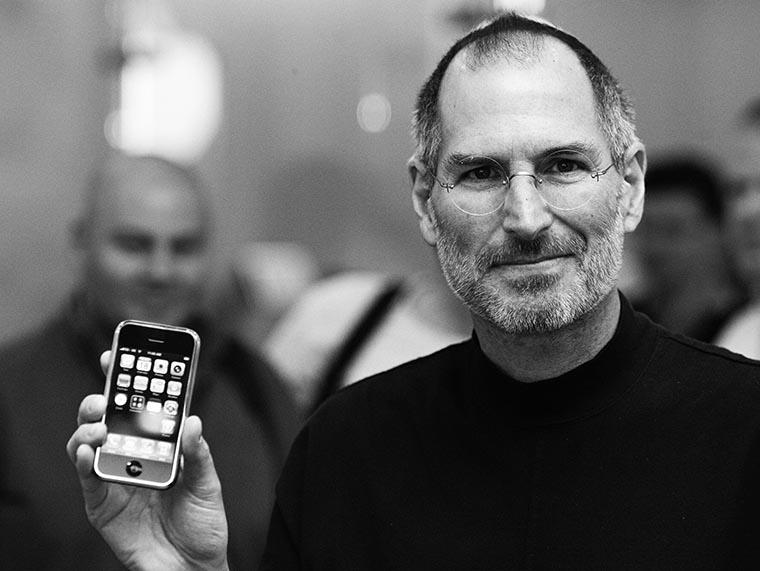 steve jobs iphone photo1